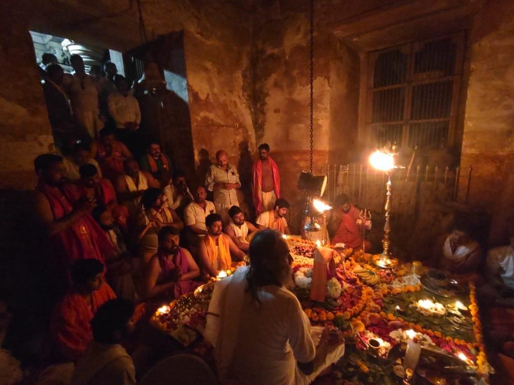 Devotees performing aarti at Omkareshwar