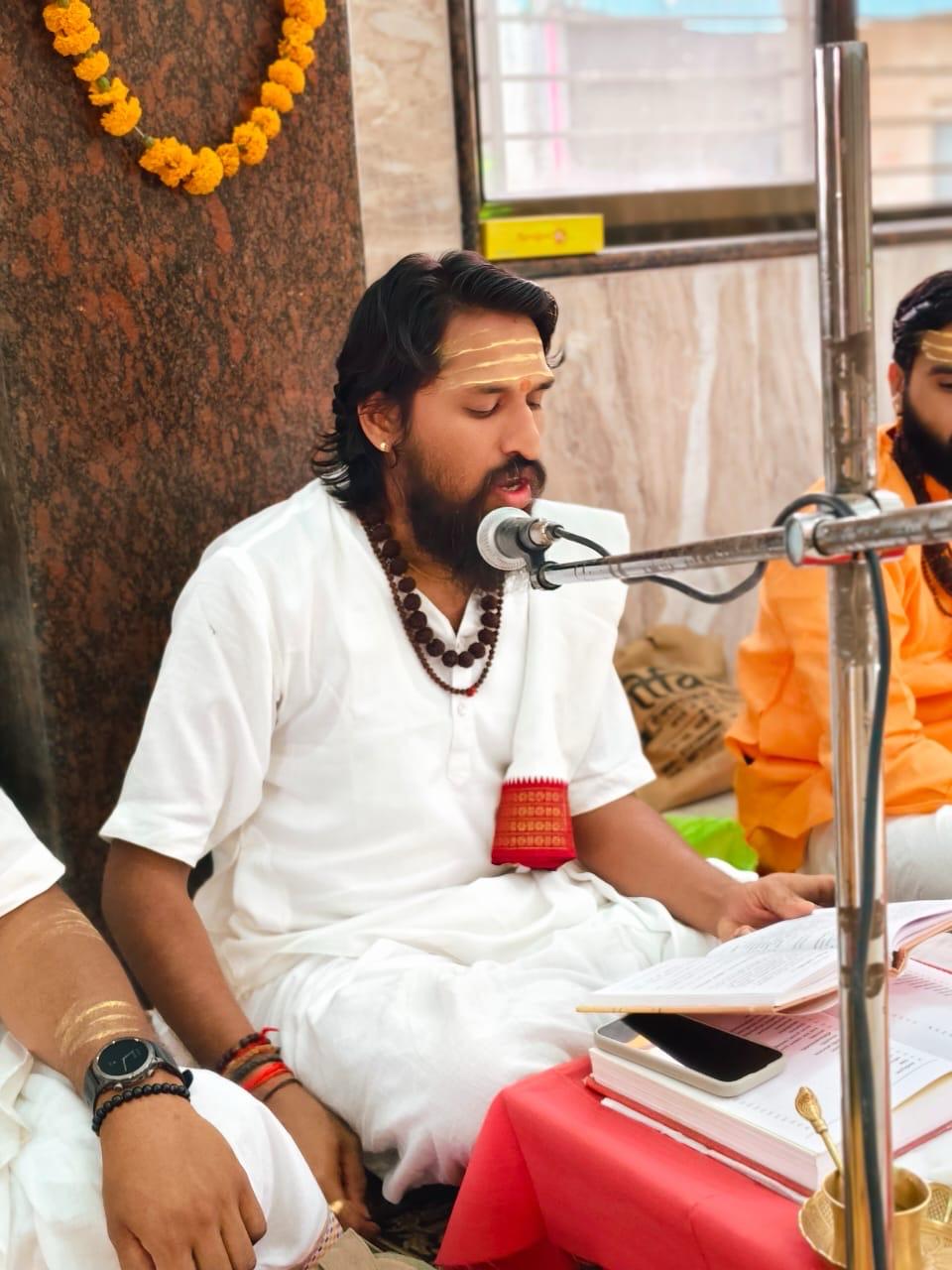 Puja and seva at Shri Vedmata Gayatri Mandir, Omkareshwar