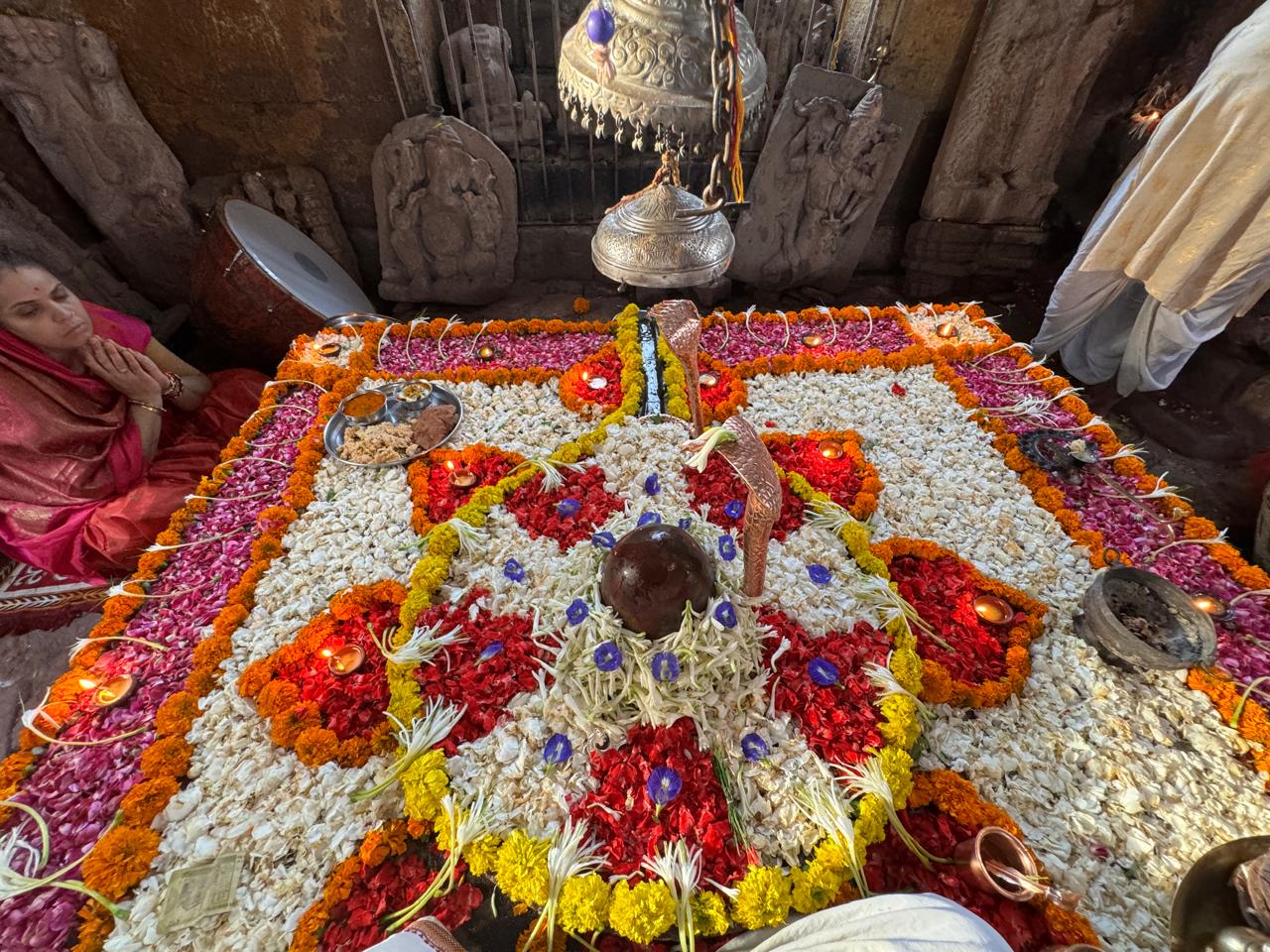Acharya Pandit Gopal Krishna Dubey performing puja at Omkareshwar