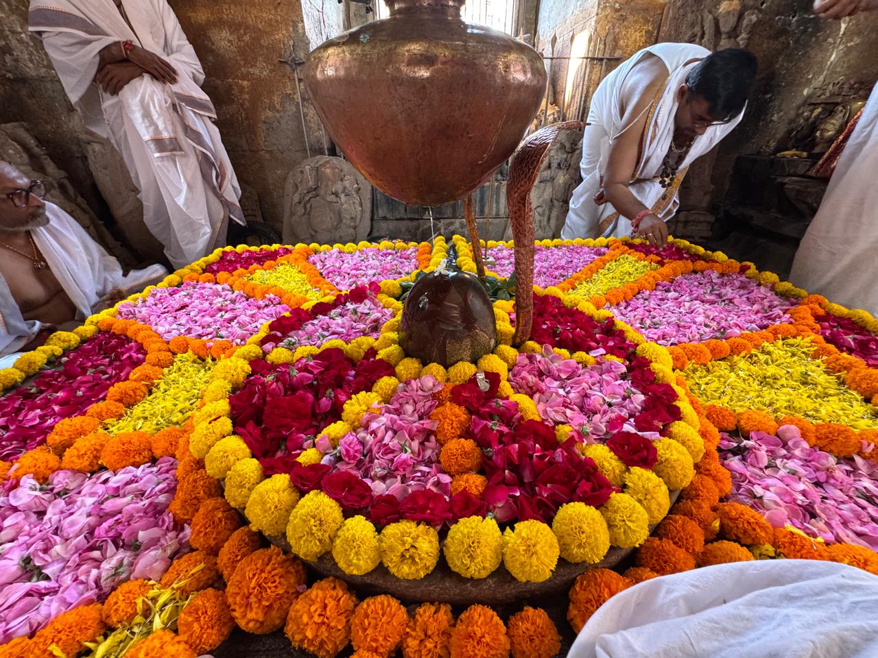 Puja and seva at Shri Vedmata Gayatri Mandir, Omkareshwar