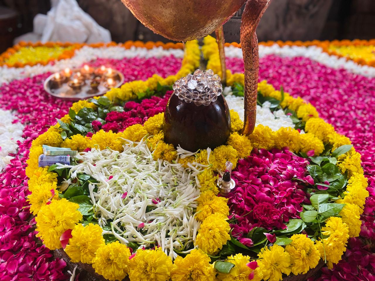Floral shringar of Bhagwan Omkareshwar