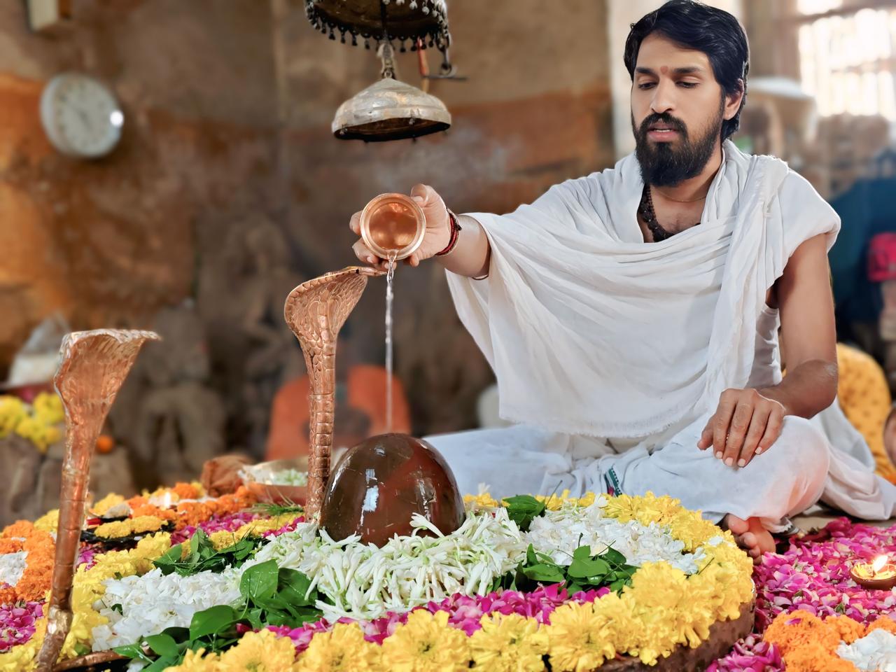 Acharya Pandit Gopal Krishna Dubey performing abhishek on the Shivling at Omkareshwar