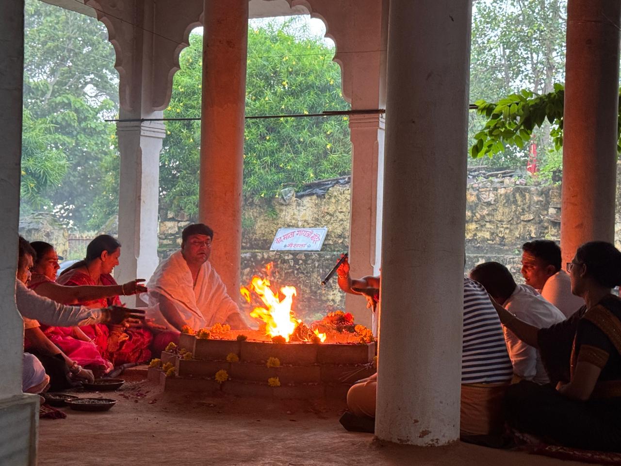Acharya Pandit Gopal Krishna Dubey performing puja at Omkareshwar