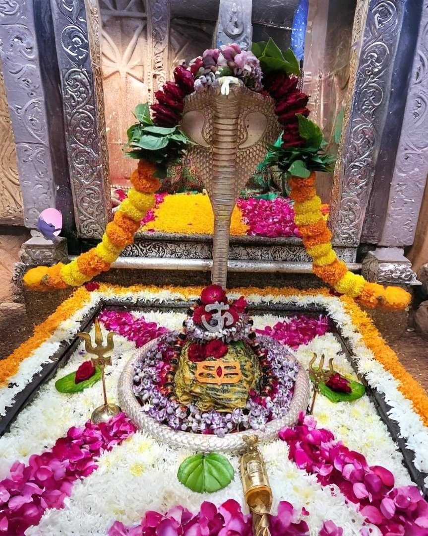 Shri Omkareshwar Jyotirlinga adorned with naga shringar and floral offerings