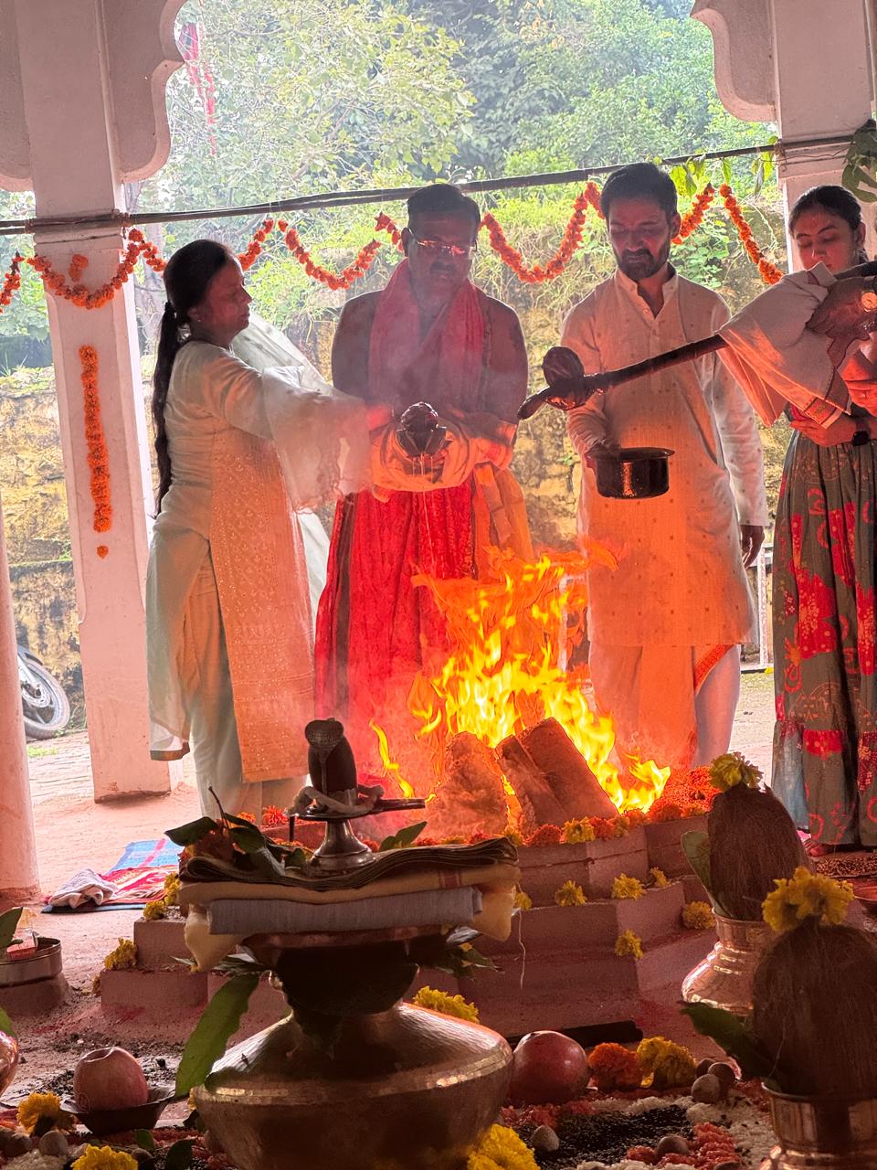 Devotees performing havan and anushthan with the Acharya