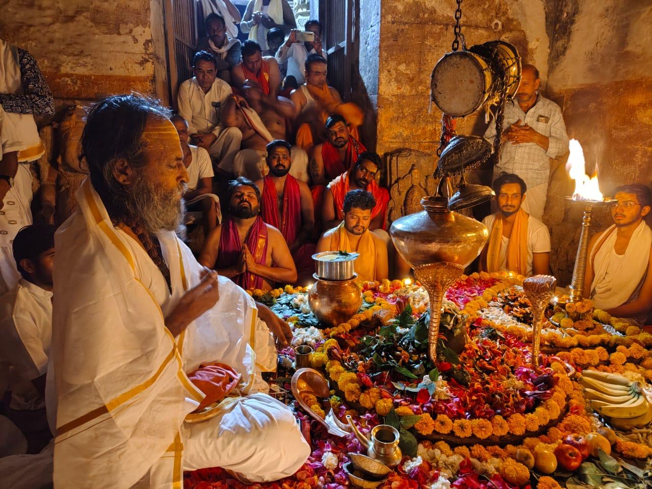 Acharya performing Maha Mrityunjaya jaap with devotees