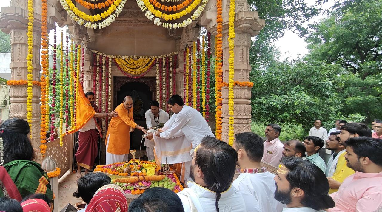Rudrabhishek and abhishek puja at the Omkareshwar shrine